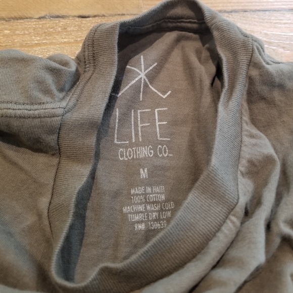 NWOT Graphic Statement Tee - Picture 5 of 5